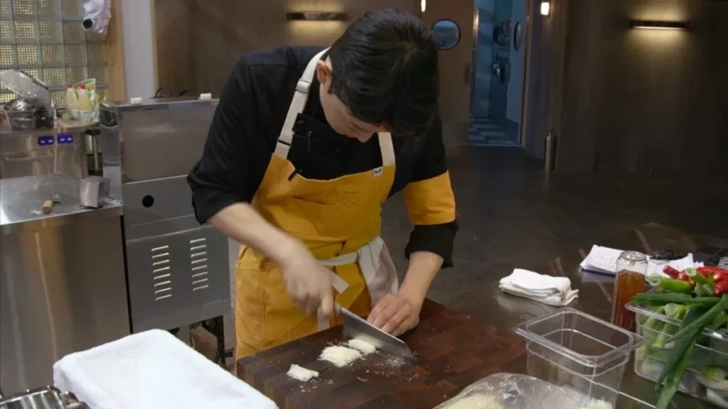chef-triple-star-memotong-kulit-lumpia-mala-cream-dimsum.webp <img loading=