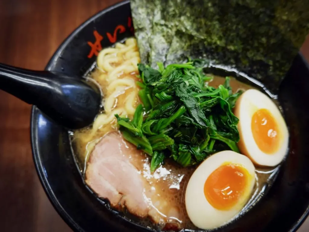 Ramen dengan Telur Ayam Omega Setengah Matang